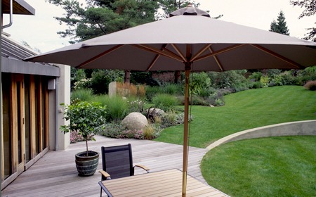 Giardino moderno ombrellone